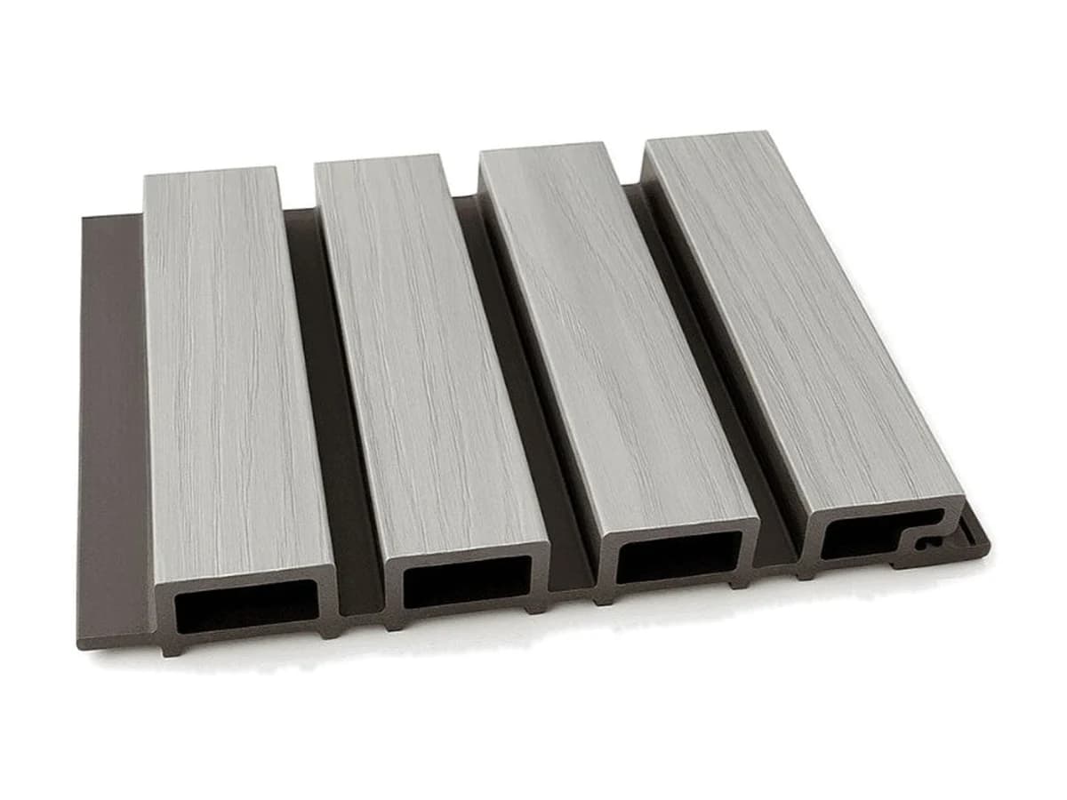 WPC falburkolat fal- és homlokzatburkoláshoz – bordázott, koextrudált WPC falburkoló panel, világosszürke fekete alapon, 219 × 26 mm – 1. kép